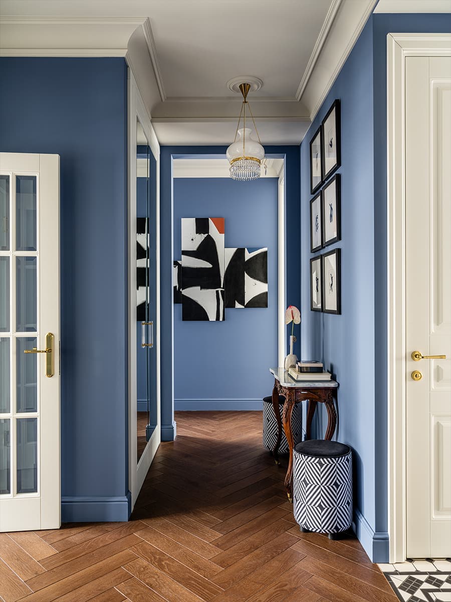 Парадный интерьер светлой квартиры в знаменитой сталинке — проект BF Creative