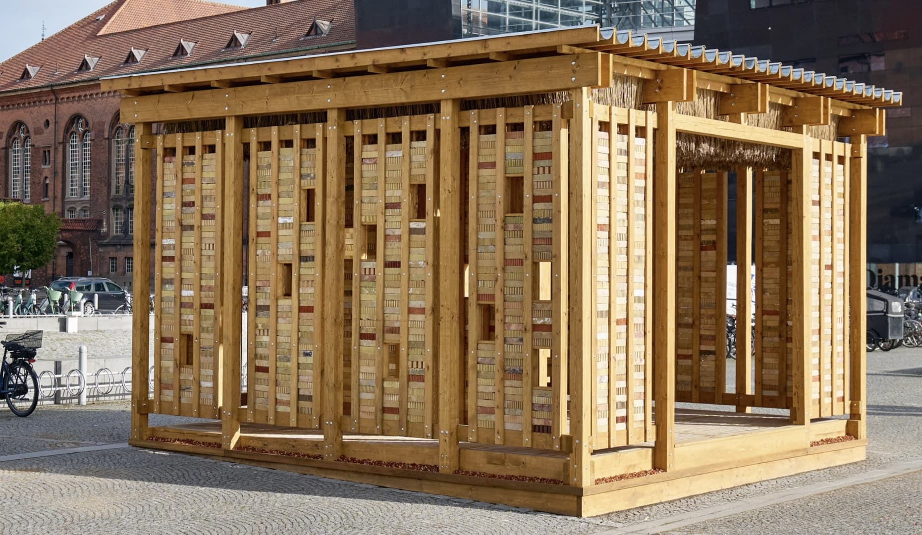 В Копенгагене построили павильон из вторичных материалов В Копенгагене построили павильон из вторичных материалов