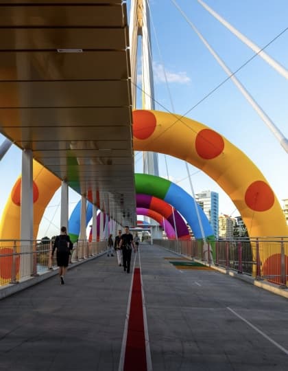 Craig & Karl украсили пешеходные мосты в Брисбене надувными скульптурами