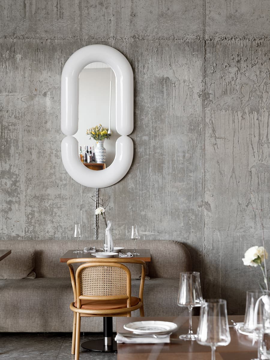 Нарядные зеркала и открытый бетон в интерьере итальянского ресторана — проект Людмилы Лобановой