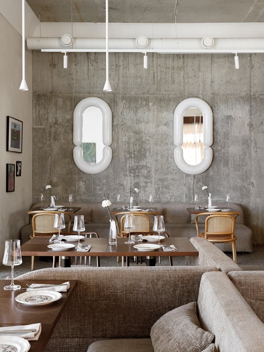 Нарядные зеркала и открытый бетон в интерьере итальянского ресторана — проект Людмилы Лобановой