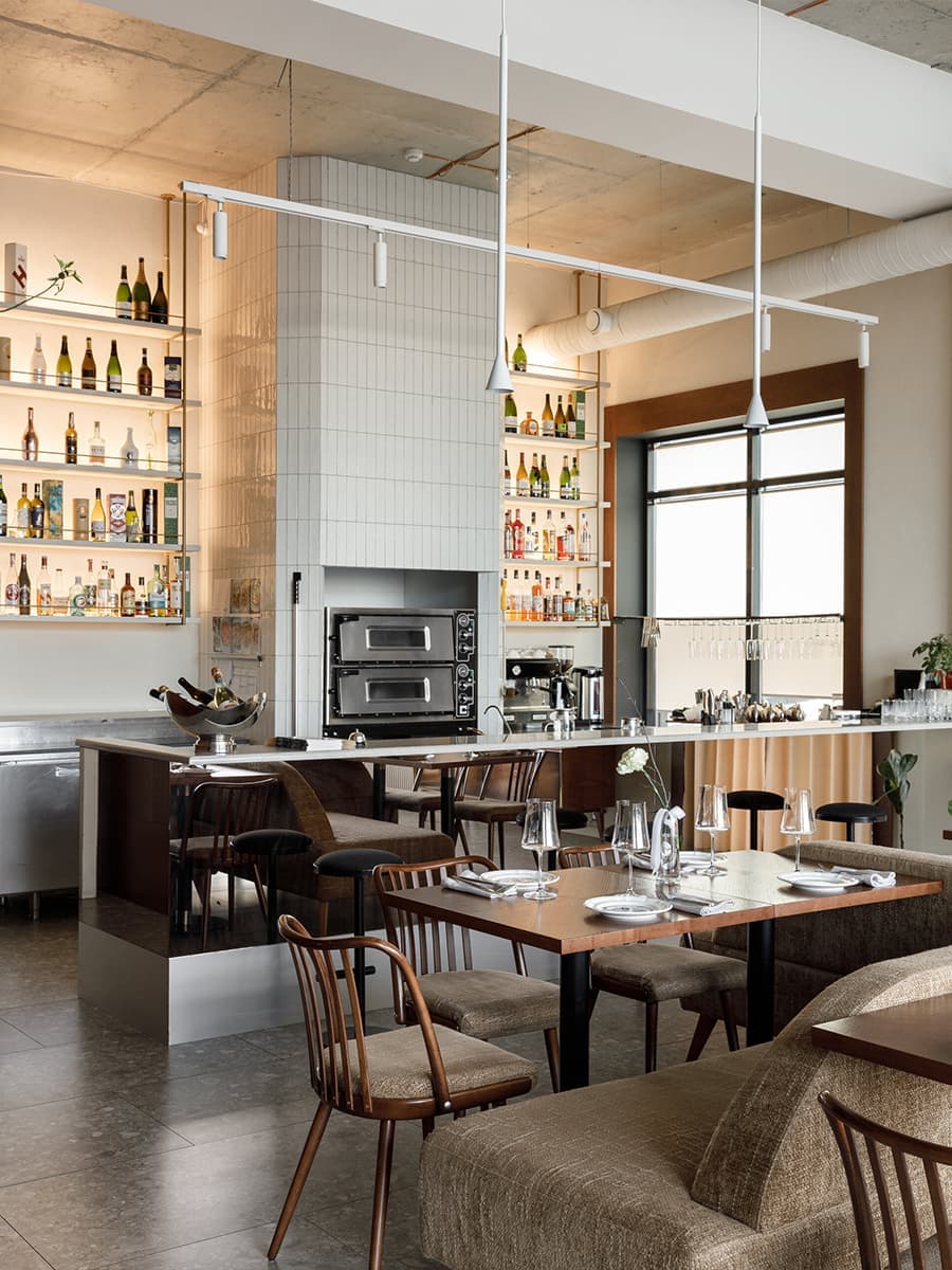 Нарядные зеркала и открытый бетон в интерьере итальянского ресторана — проект Людмилы Лобановой