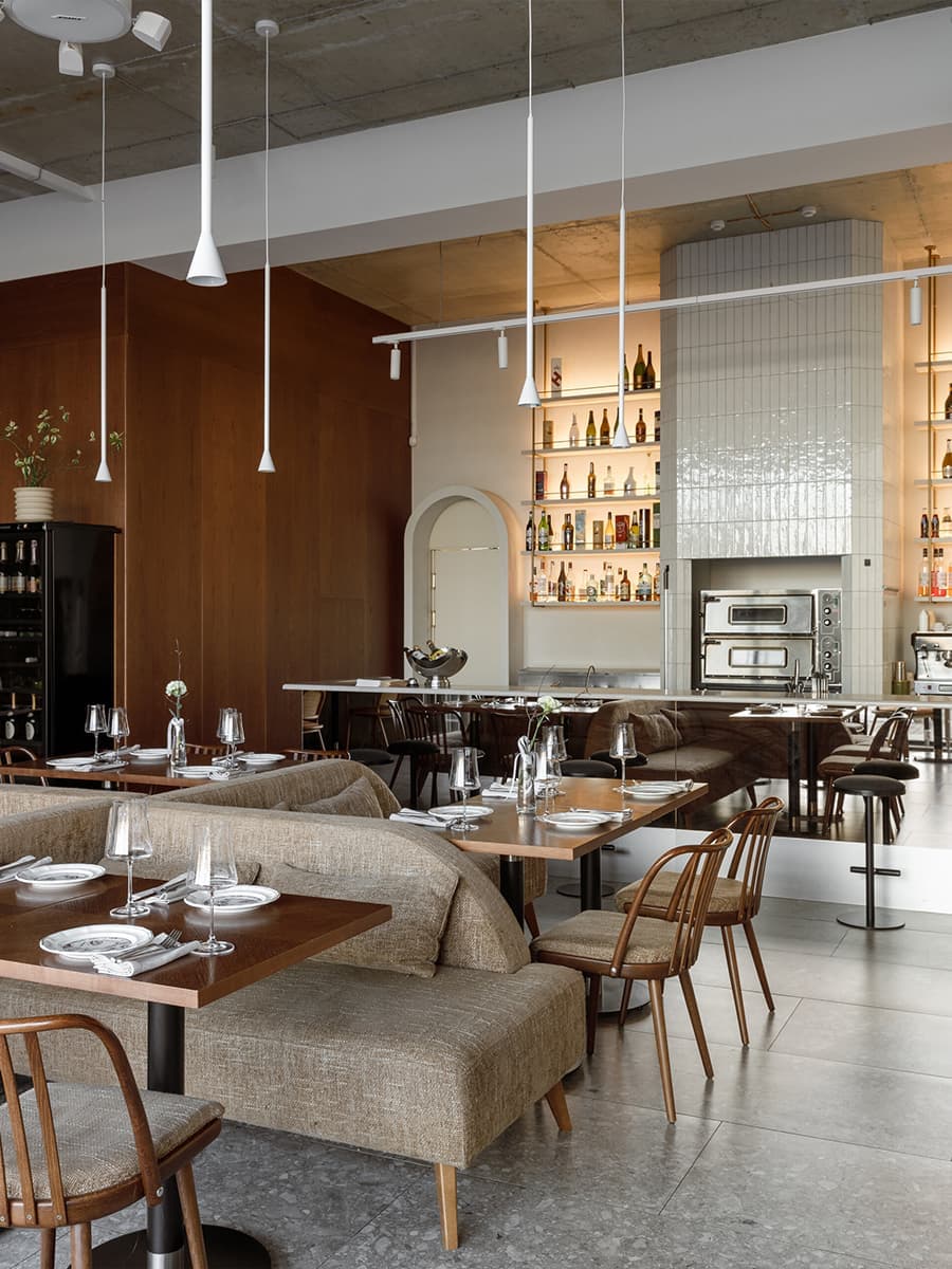 Нарядные зеркала и открытый бетон в интерьере итальянского ресторана — проект Людмилы Лобановой