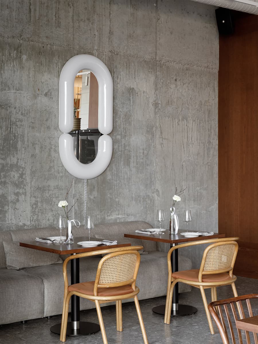 Нарядные зеркала и открытый бетон в интерьере итальянского ресторана — проект Людмилы Лобановой