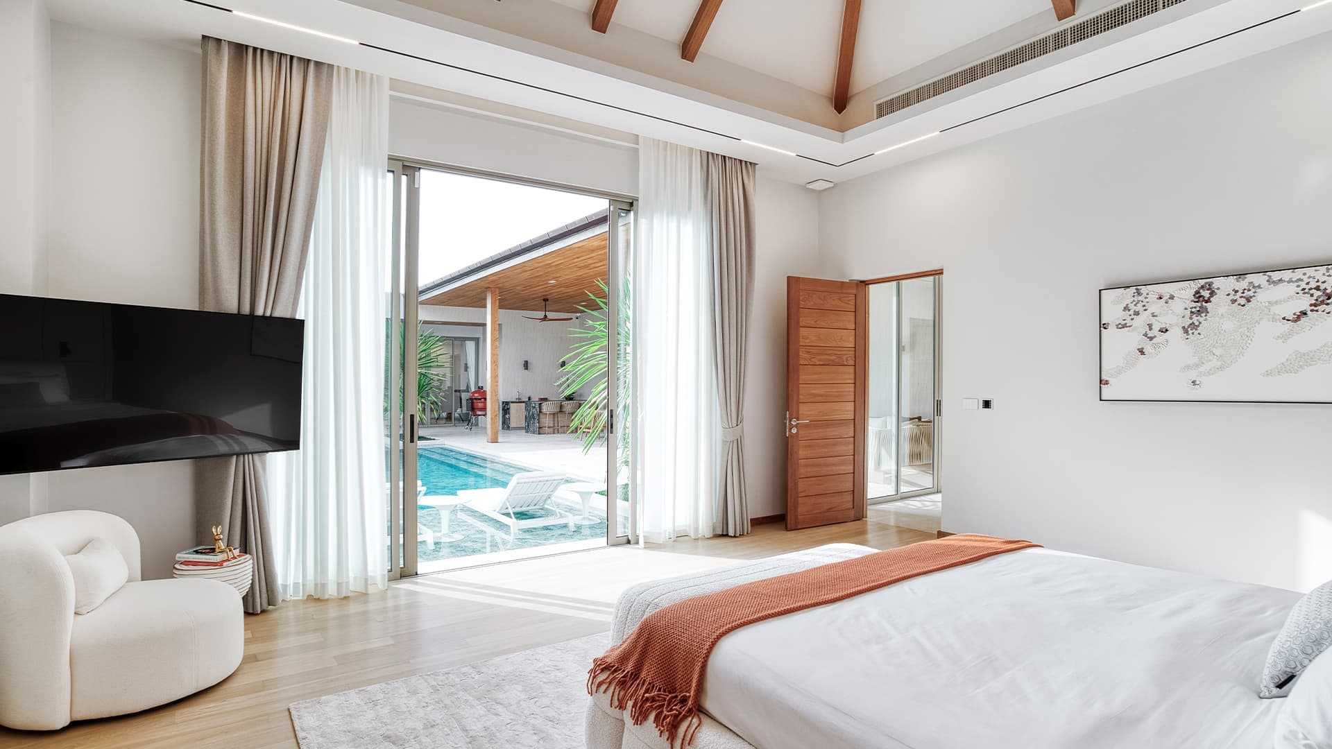 Современный интерьер гостевой виллы в окружении пальм — проект студии LichkoArchitects