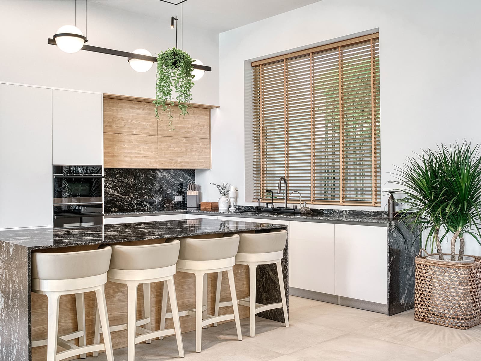 Современный интерьер гостевой виллы в окружении пальм — проект студии LichkoArchitects