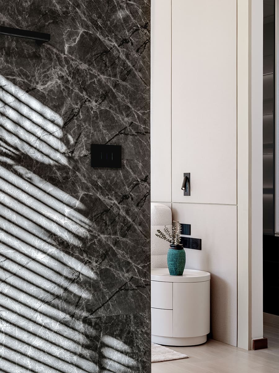 Современный интерьер гостевой виллы в окружении пальм — проект студии LichkoArchitects