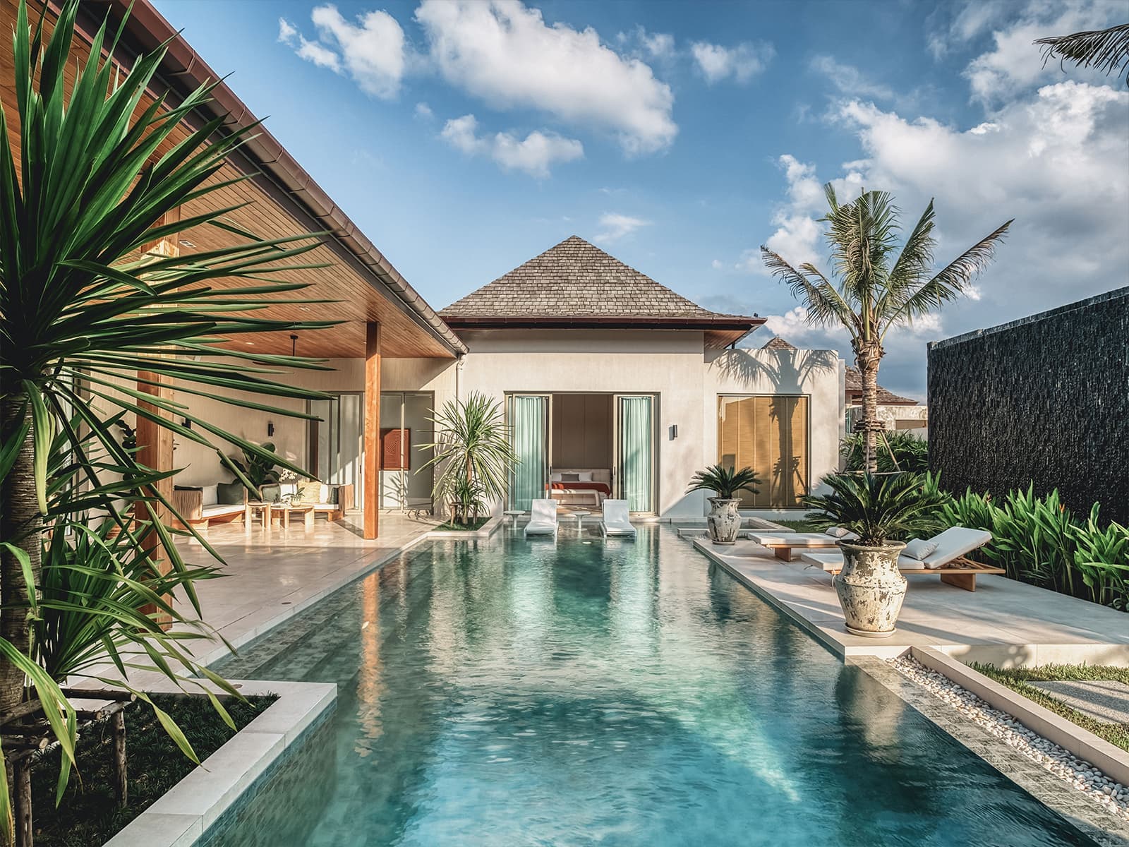 Современный интерьер гостевой виллы в окружении пальм — проект студии LichkoArchitects