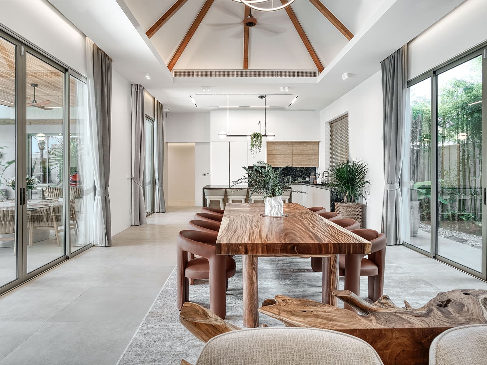 Современный интерьер гостевой виллы в окружении пальм — проект студии LichkoArchitects