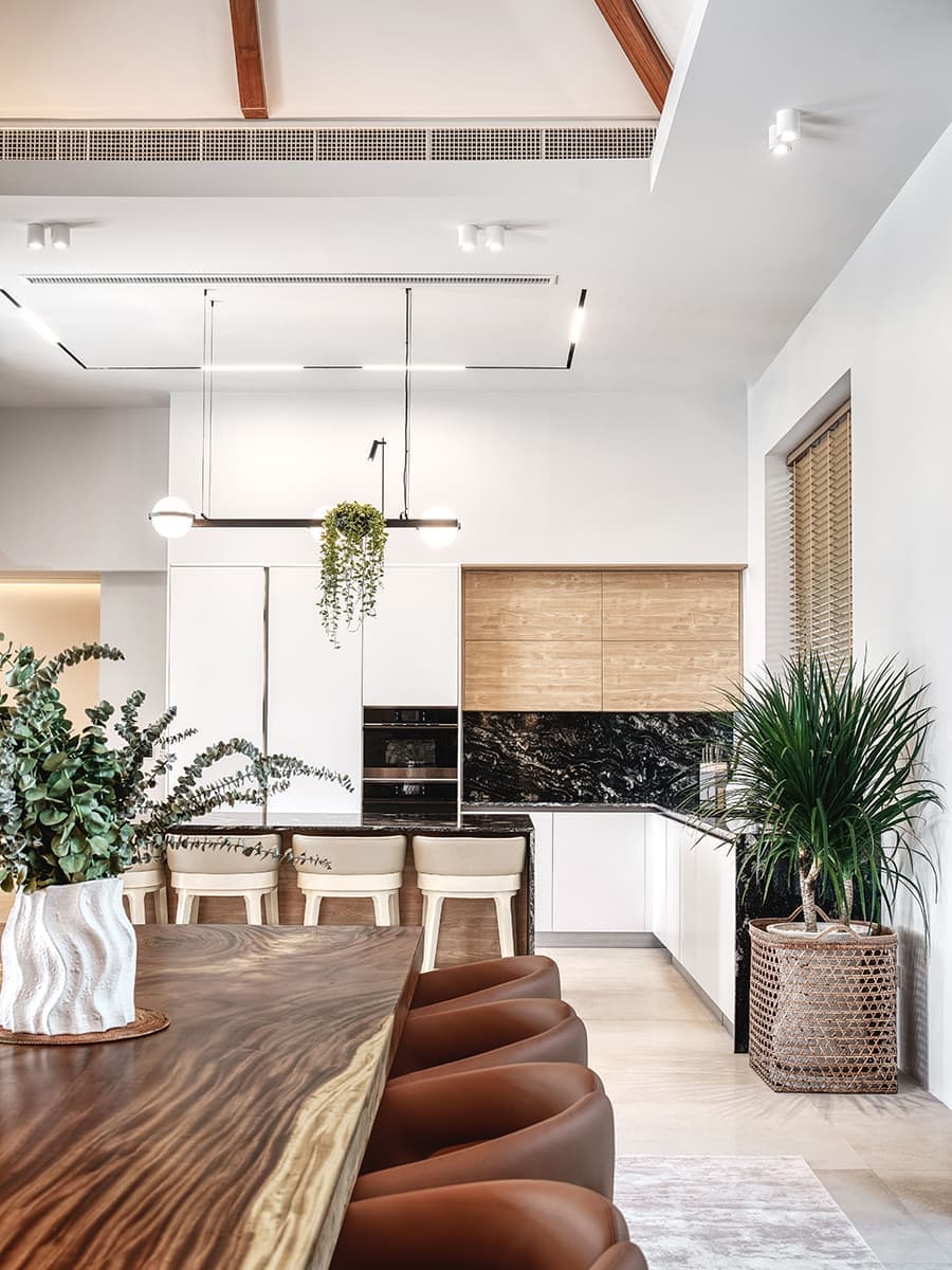 Современный интерьер гостевой виллы в окружении пальм — проект студии LichkoArchitects