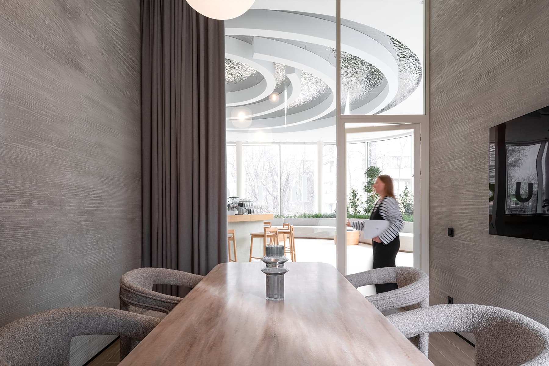 Эффектный металлический потолок в интерьере офиса продаж — проект архитектурного бюро MAD Architects