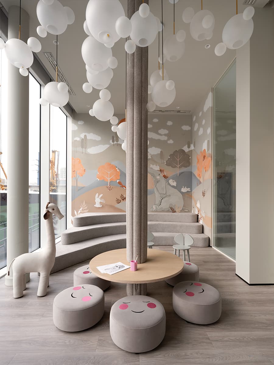 Эффектный металлический потолок в интерьере офиса продаж — проект архитектурного бюро MAD Architects