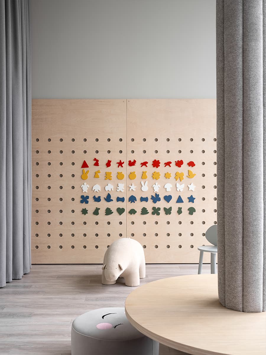 Эффектный металлический потолок в интерьере офиса продаж — проект архитектурного бюро MAD Architects