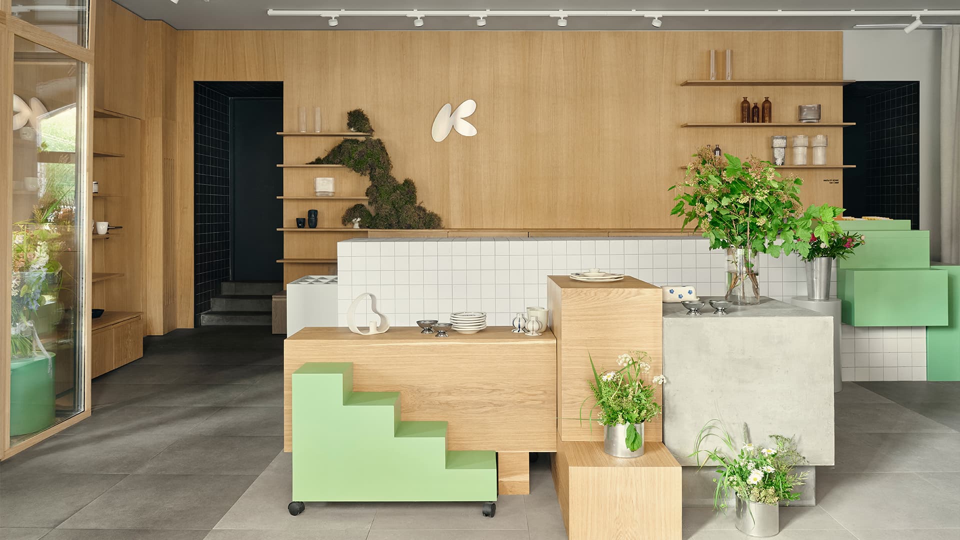 Дерево и сочный зеленый цвет в интерьере студии цветов — проект бюро Akke Collective