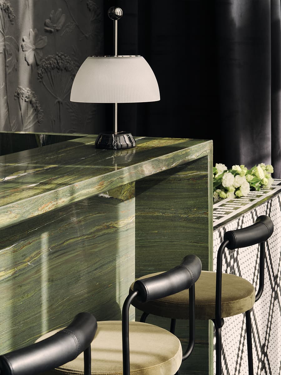 Многоярусные люстры и изящные книжные шкафы в интерьере ресторана — проект Алины Цауня