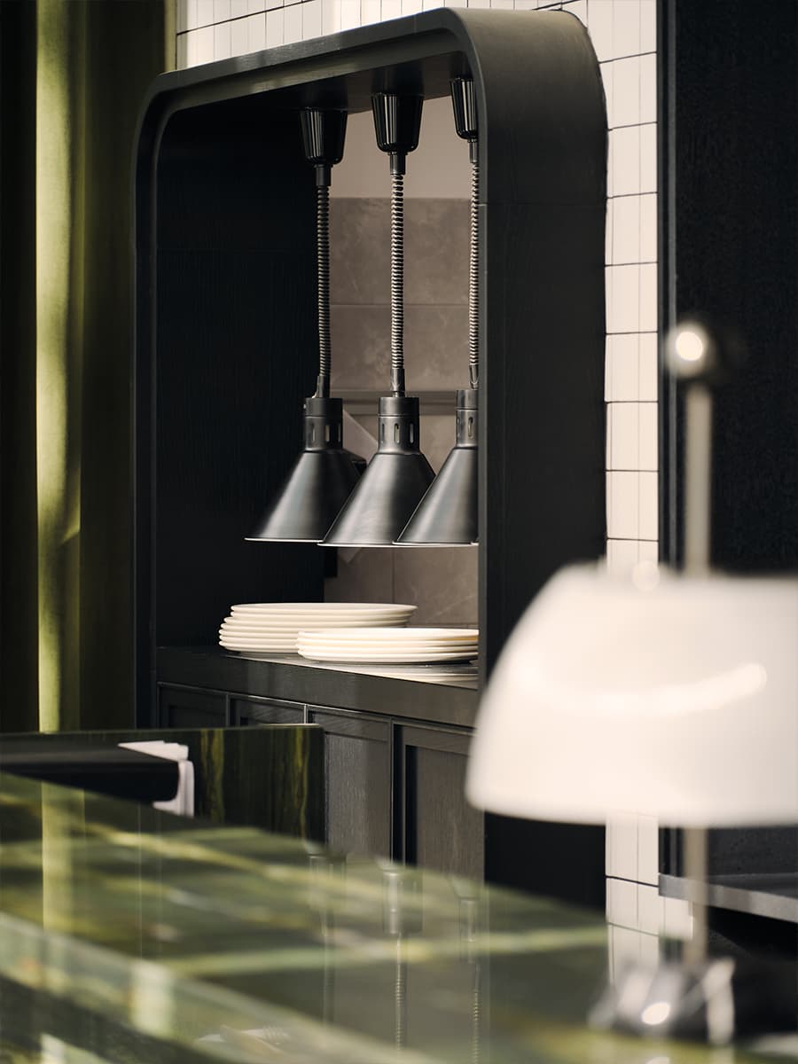 Многоярусные люстры и изящные книжные шкафы в интерьере ресторана — проект Алины Цауня