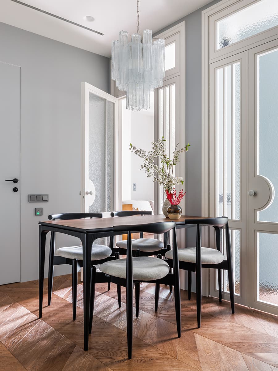 Матовое стекло и холодная цветовая гамма в воздушном интерьере квартиры — проект Planka Buro