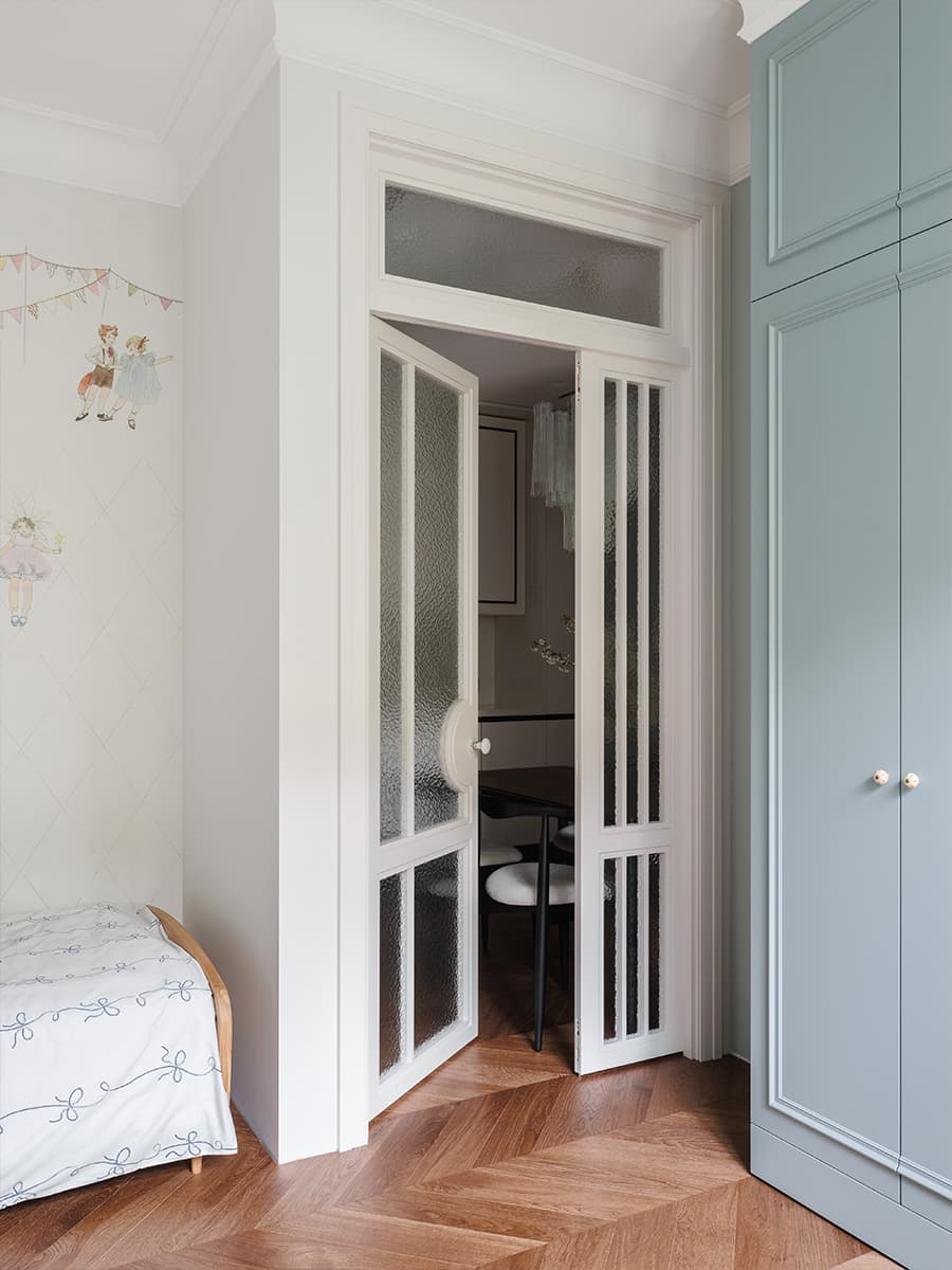 Матовое стекло и холодная цветовая гамма в воздушном интерьере квартиры — проект Planka Buro