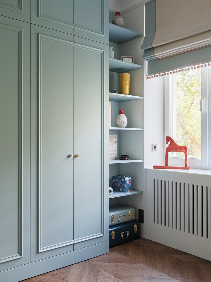 Матовое стекло и холодная цветовая гамма в воздушном интерьере квартиры — проект Planka Buro