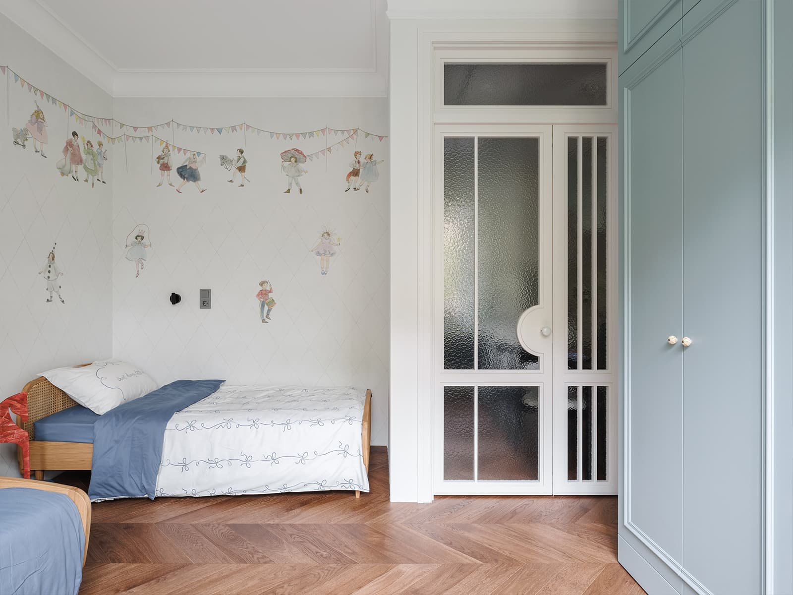 Матовое стекло и холодная цветовая гамма в воздушном интерьере квартиры — проект Planka Buro