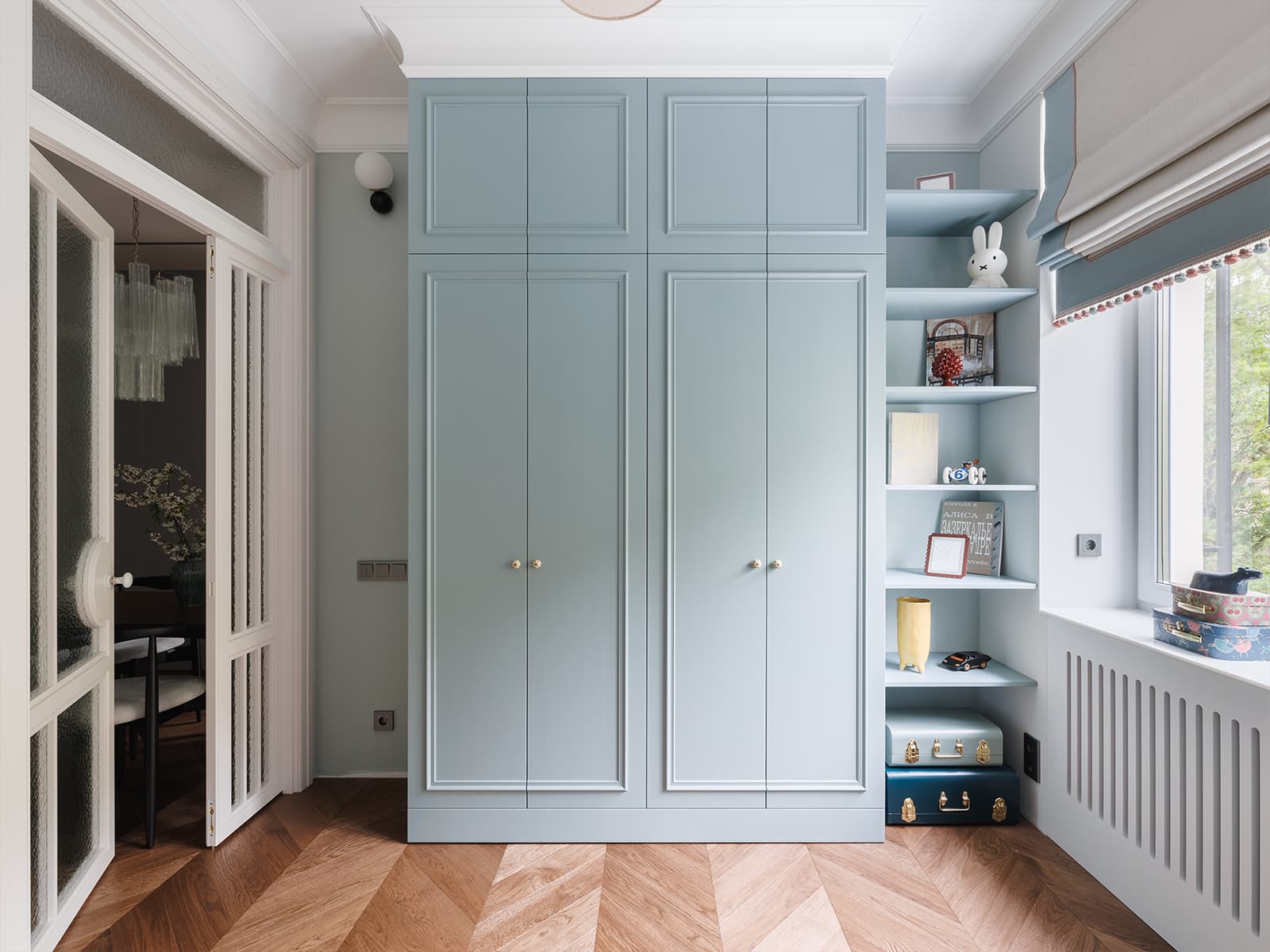 Матовое стекло и холодная цветовая гамма в воздушном интерьере квартиры — проект Planka Buro