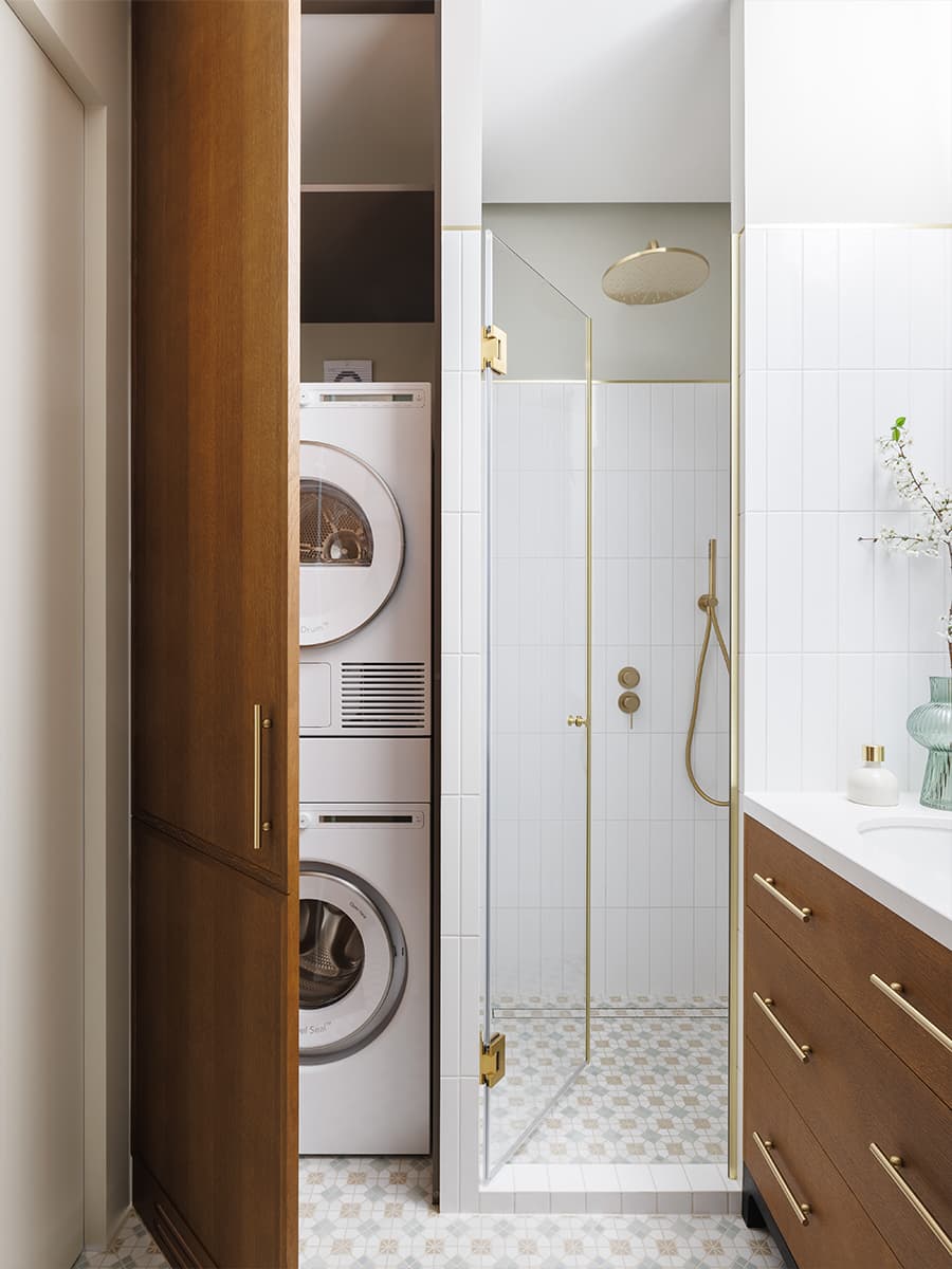 Матовое стекло и холодная цветовая гамма в воздушном интерьере квартиры — проект Planka Buro