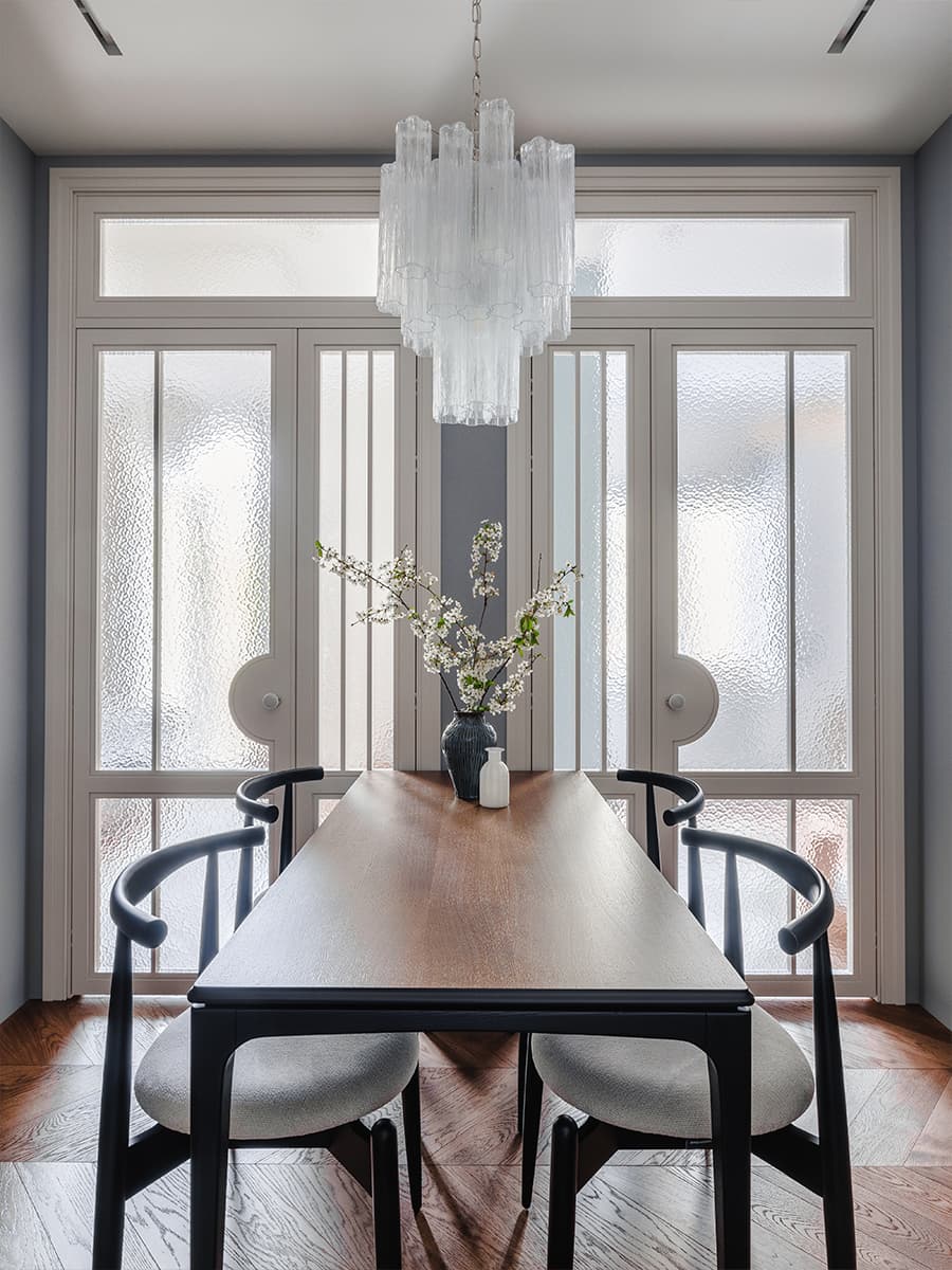 Матовое стекло и холодная цветовая гамма в воздушном интерьере квартиры — проект Planka Buro