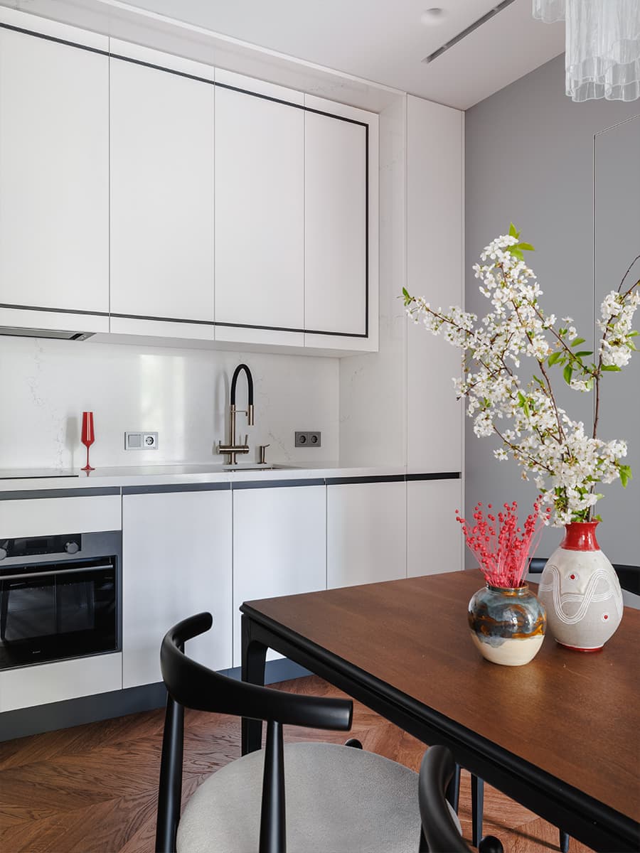 Матовое стекло и холодная цветовая гамма в воздушном интерьере квартиры — проект Planka Buro