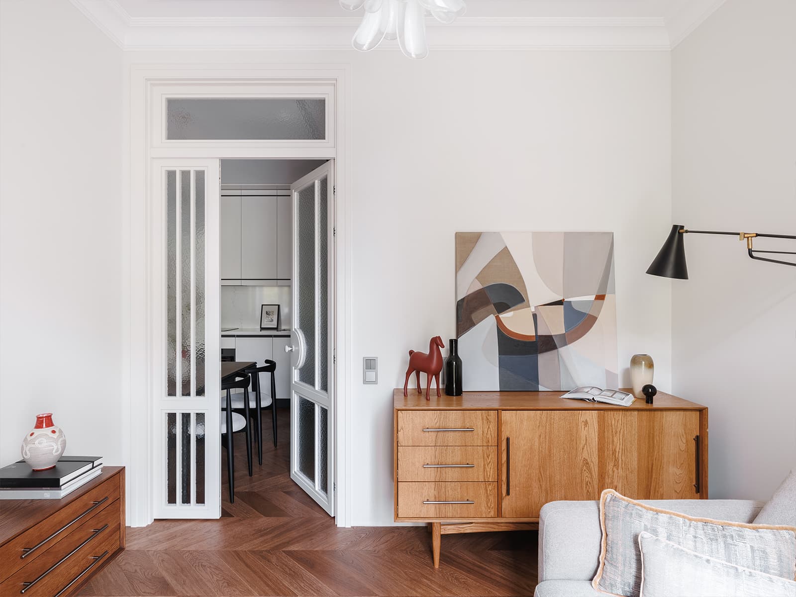 Матовое стекло и холодная цветовая гамма в воздушном интерьере квартиры — проект Planka Buro