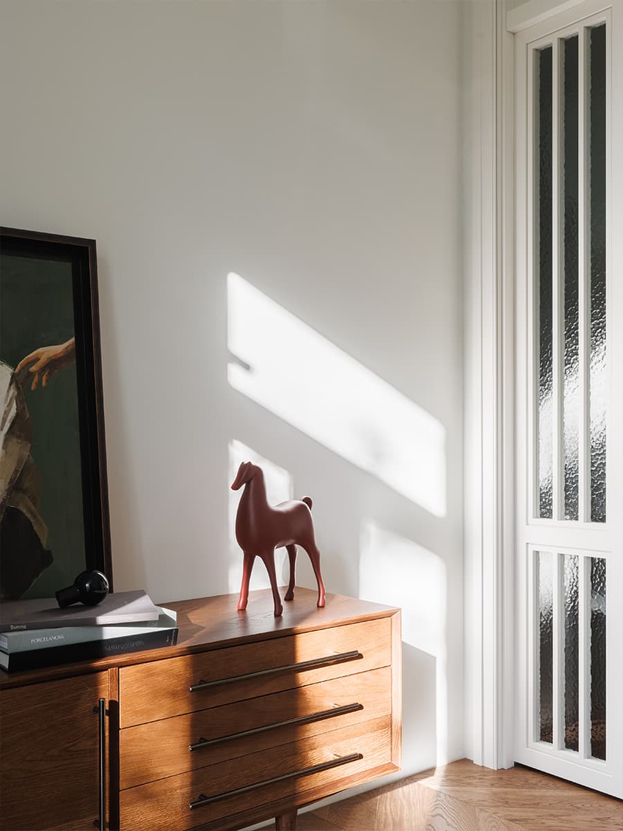 Матовое стекло и холодная цветовая гамма в воздушном интерьере квартиры — проект Planka Buro