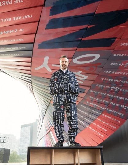 Томас Хизервик построил «гуманистическую» стену в Сеуле