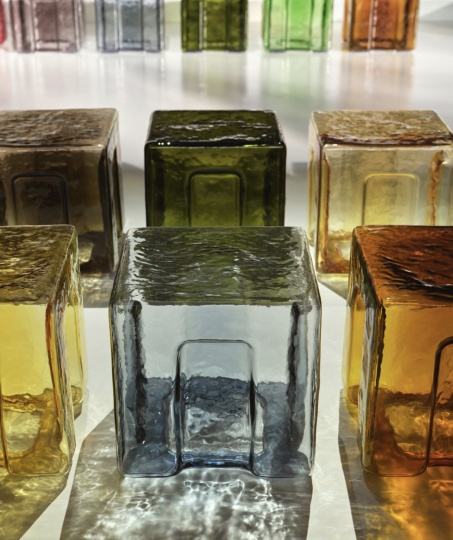 Студия 6AM создала сиденья из муранского стекла для показа Bottega Veneta