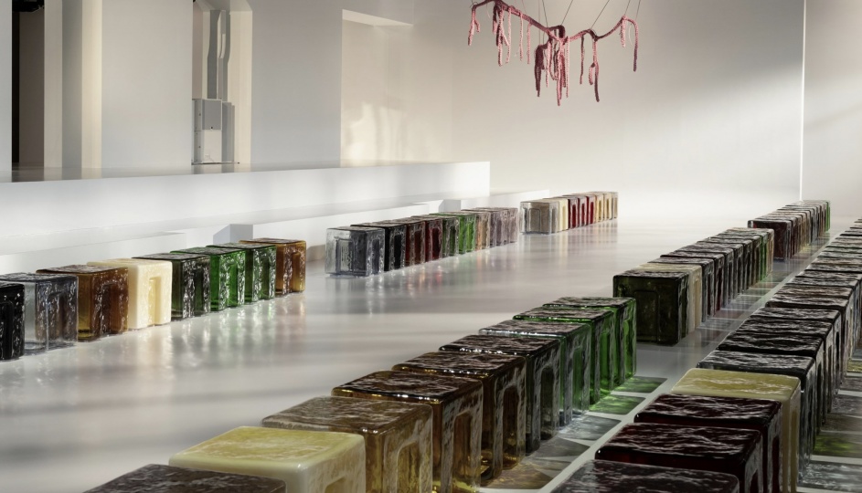 Студия 6AM создала сиденья из муранского стекла для показа Bottega Veneta