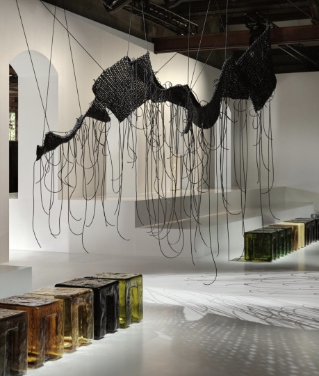 Студия 6AM создала сиденья из муранского стекла для показа Bottega Veneta