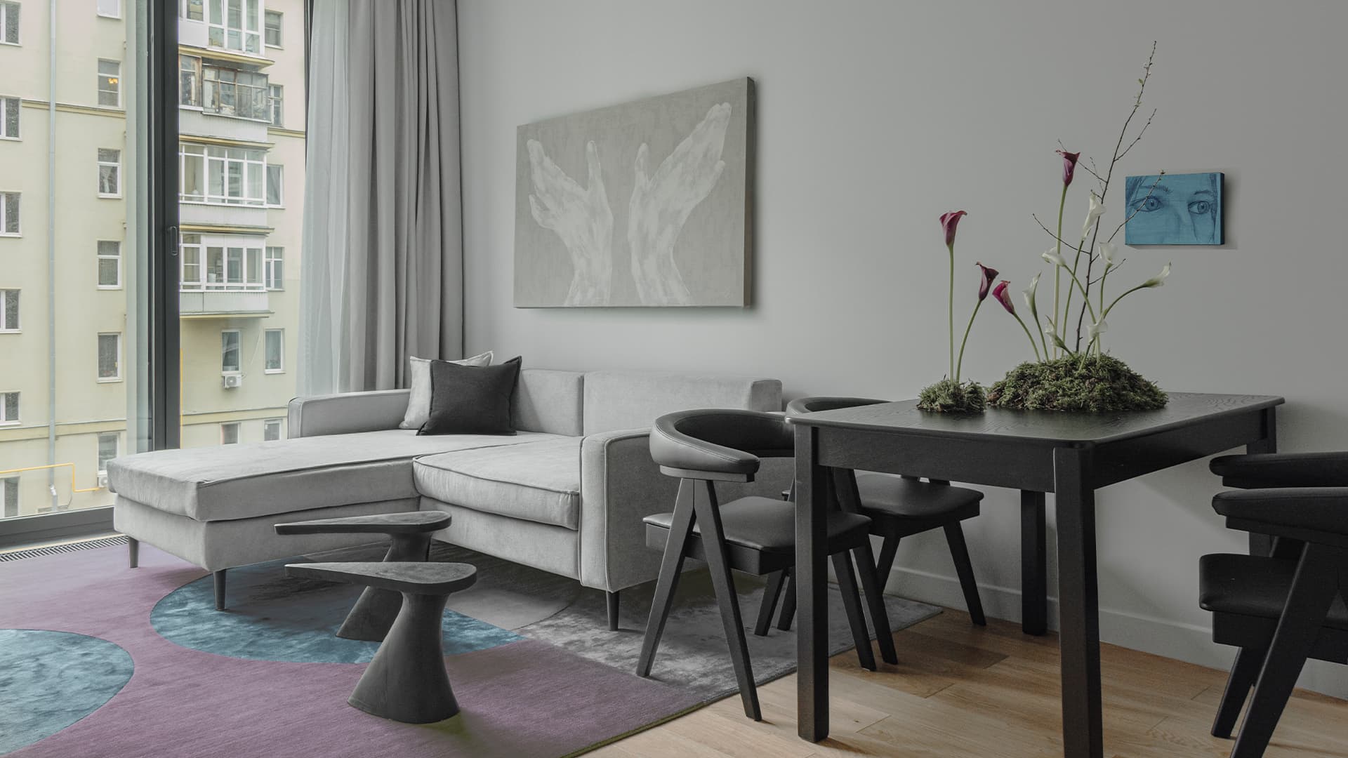 Базовая серая палитра и точечные акценты в интерьере квартиры для сдачи в аренду — проект студии «Точка дизайна»