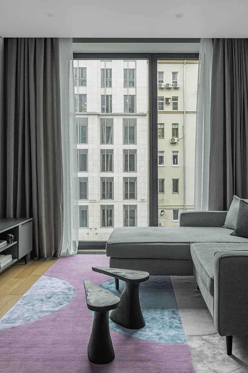 Базовая серая палитра и точечные акценты в интерьере квартиры для сдачи в аренду — проект студии «Точка дизайна»
