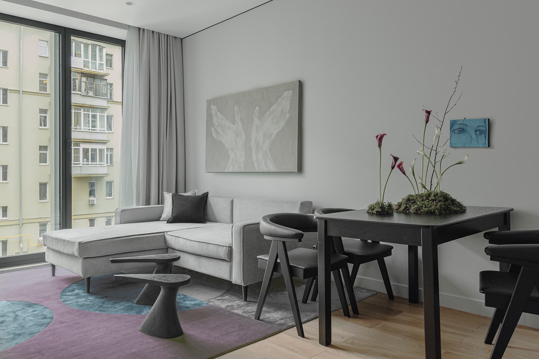 Базовая серая палитра и точечные акценты в интерьере квартиры для сдачи в аренду — проект студии «Точка дизайна»