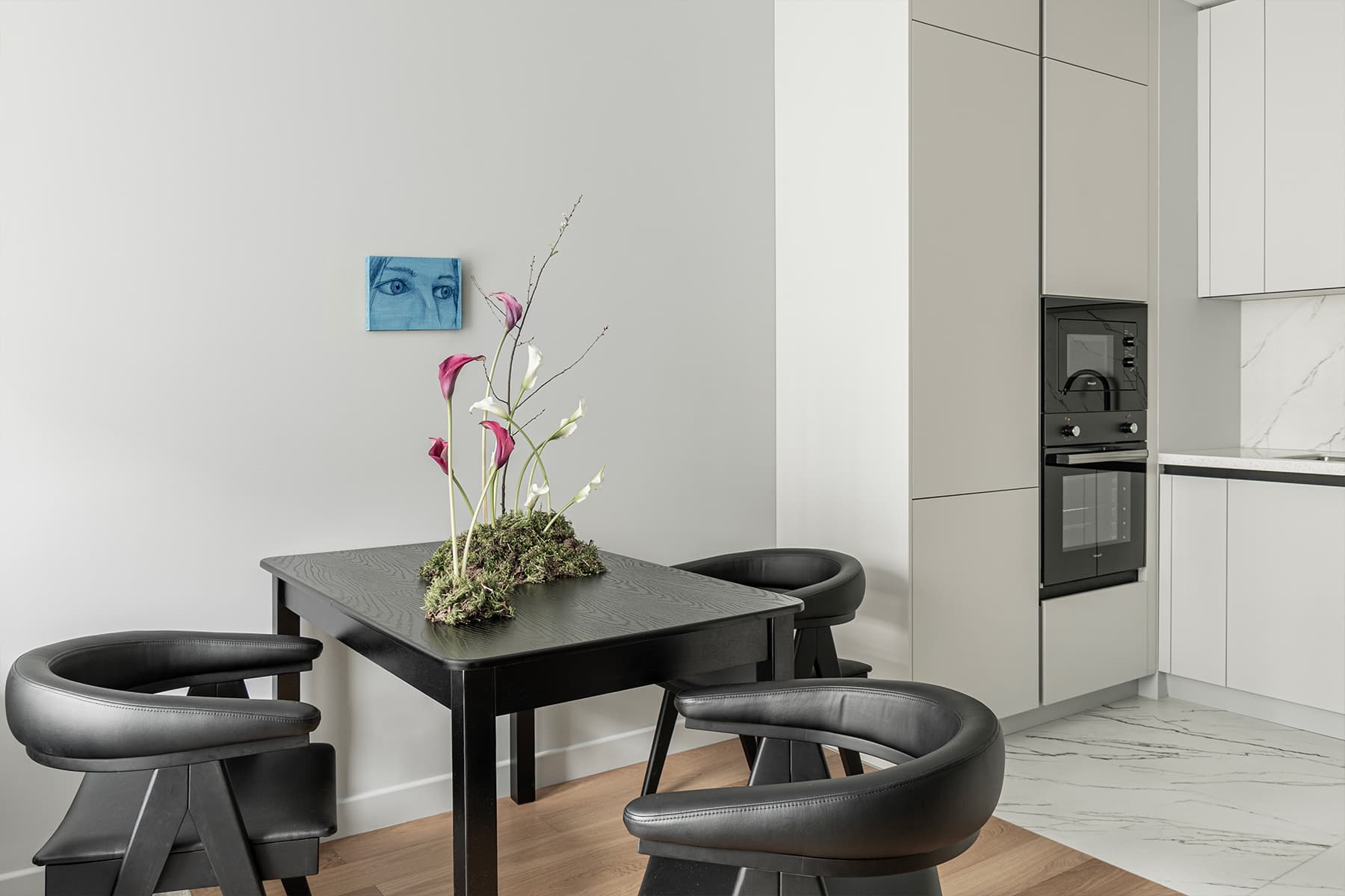 Базовая серая палитра и точечные акценты в интерьере квартиры для сдачи в аренду — проект студии «Точка дизайна»