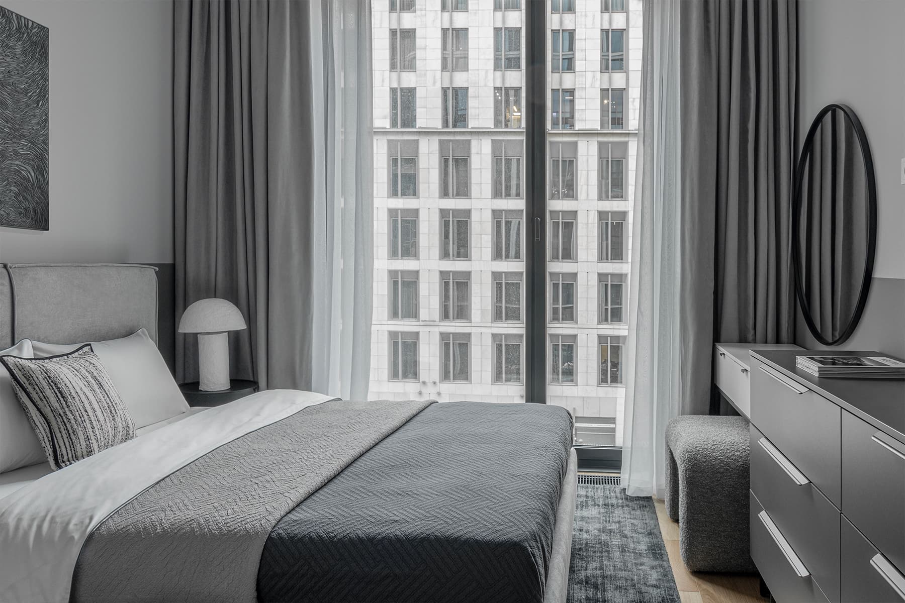 Базовая серая палитра и точечные акценты в интерьере квартиры для сдачи в аренду — проект студии «Точка дизайна»