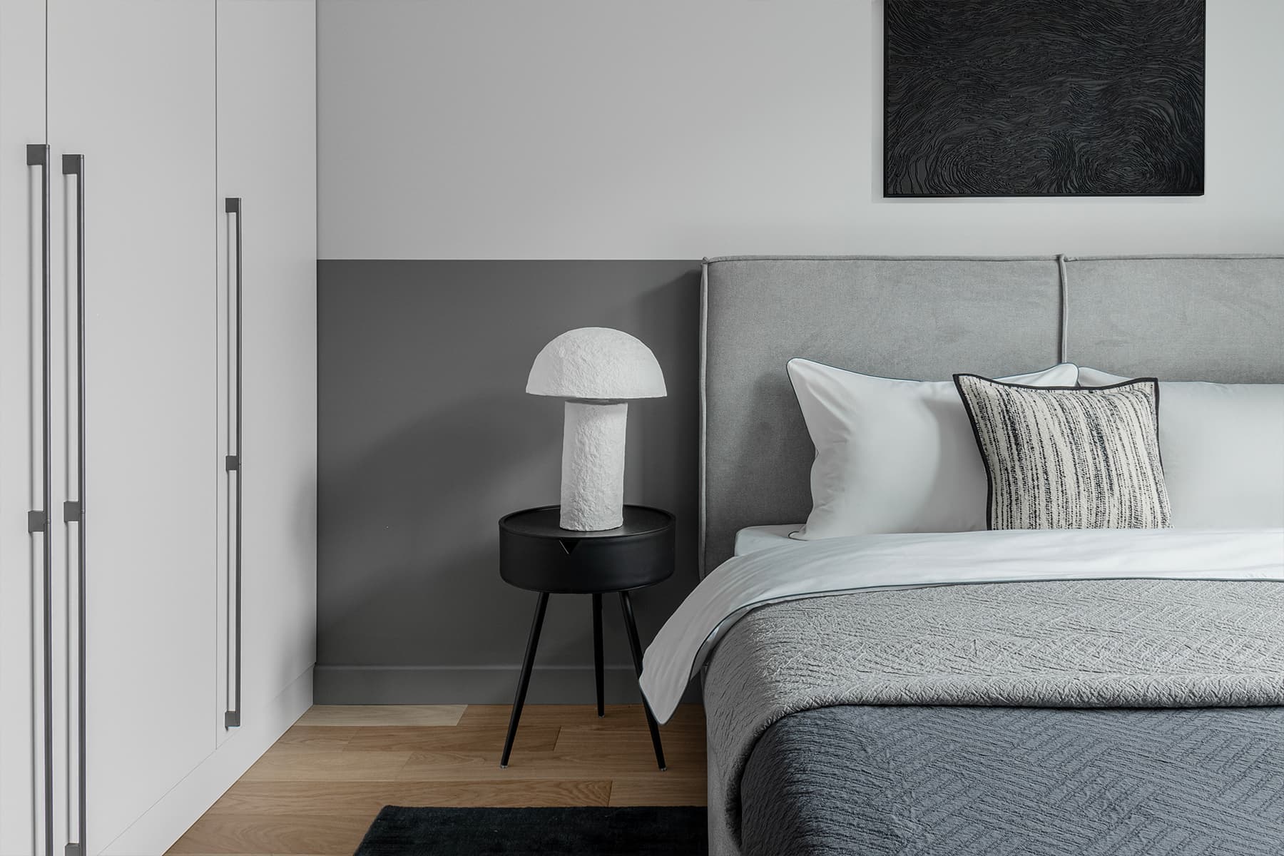 Базовая серая палитра и точечные акценты в интерьере квартиры для сдачи в аренду — проект студии «Точка дизайна»