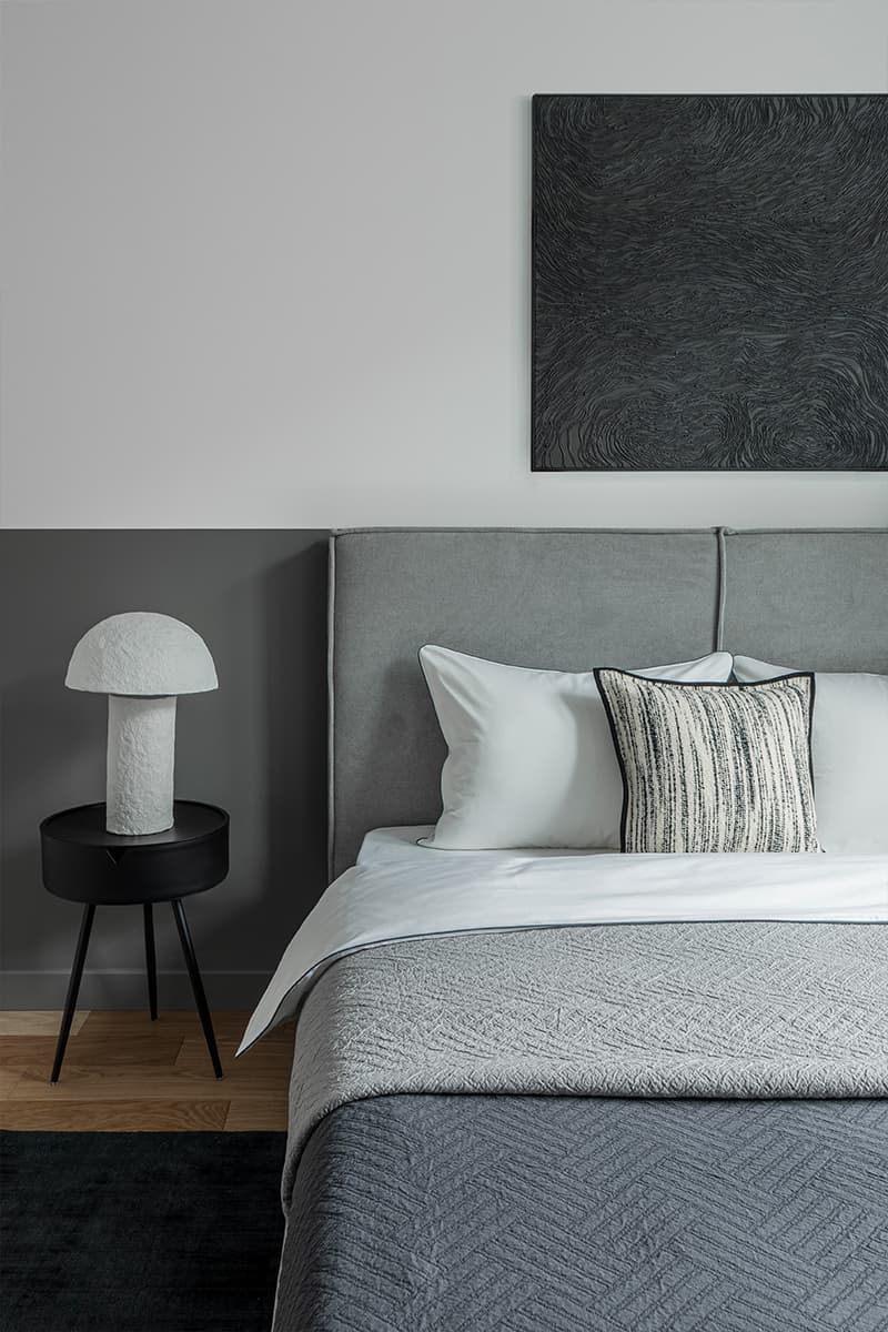 Базовая серая палитра и точечные акценты в интерьере квартиры для сдачи в аренду — проект студии «Точка дизайна»