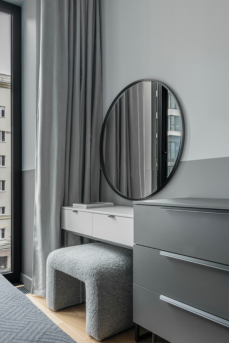 Базовая серая палитра и точечные акценты в интерьере квартиры для сдачи в аренду — проект студии «Точка дизайна»