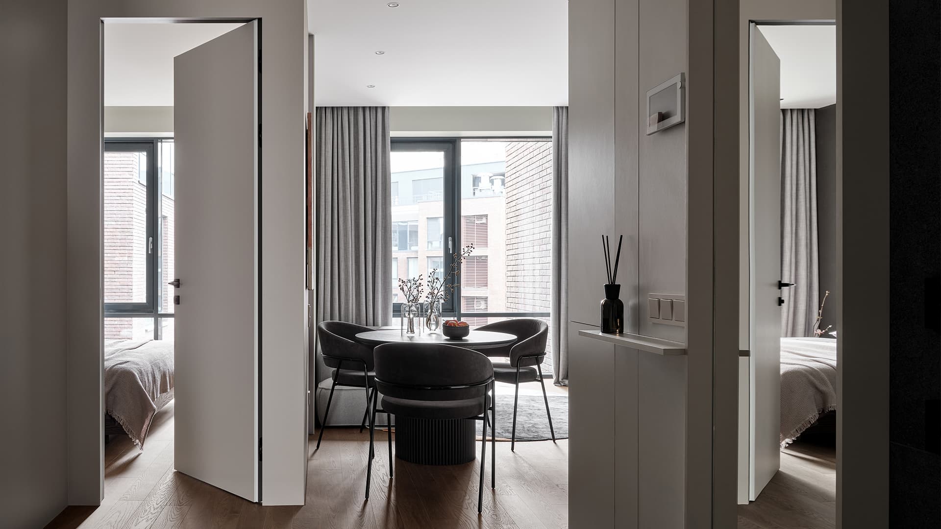 Контрасты и необычный монтаж светильников в интерьере небольшой квартиры — проект Alexander Tischler