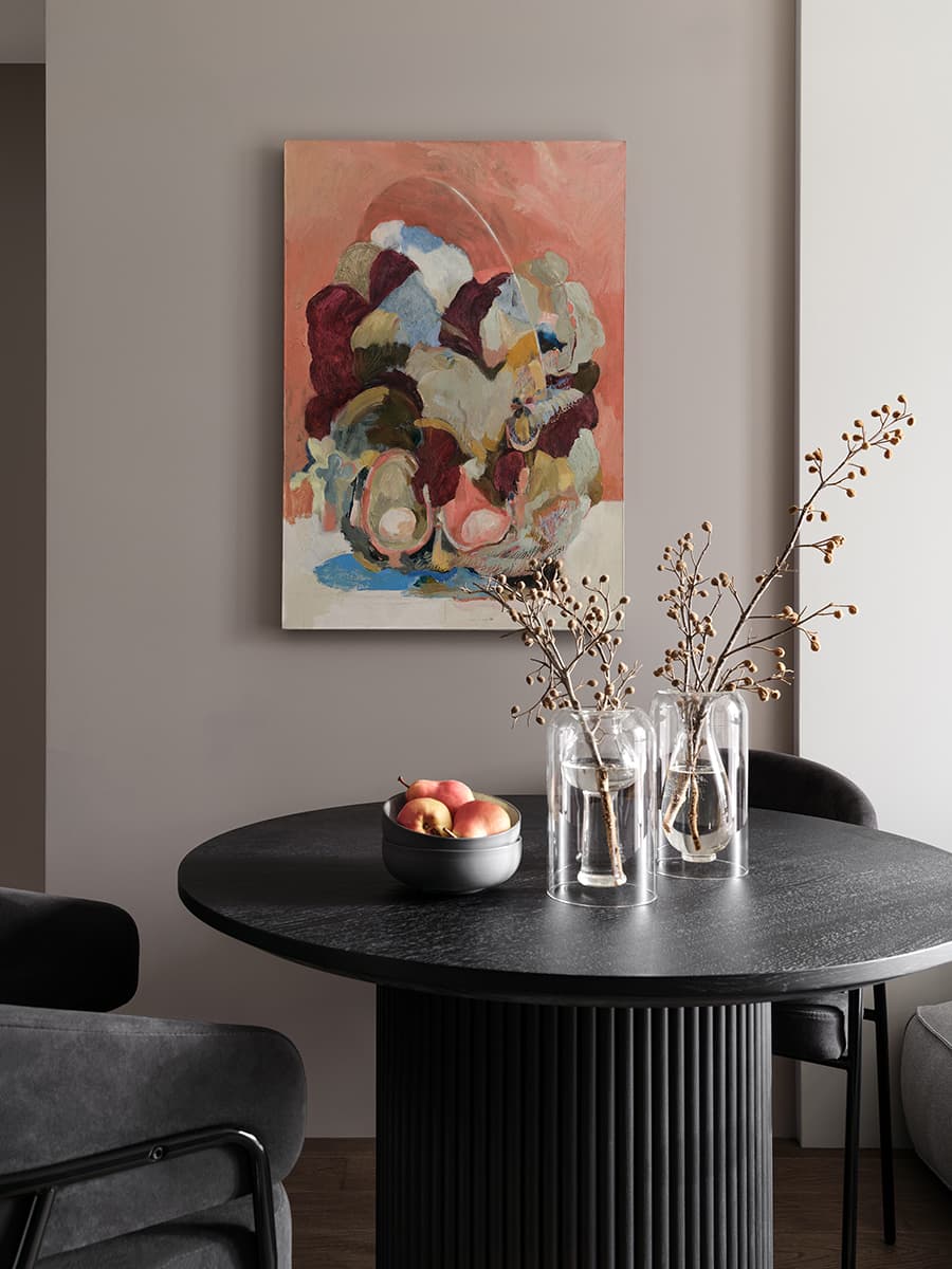 Контрасты и необычный монтаж светильников в интерьере небольшой квартиры — проект Alexander Tischler