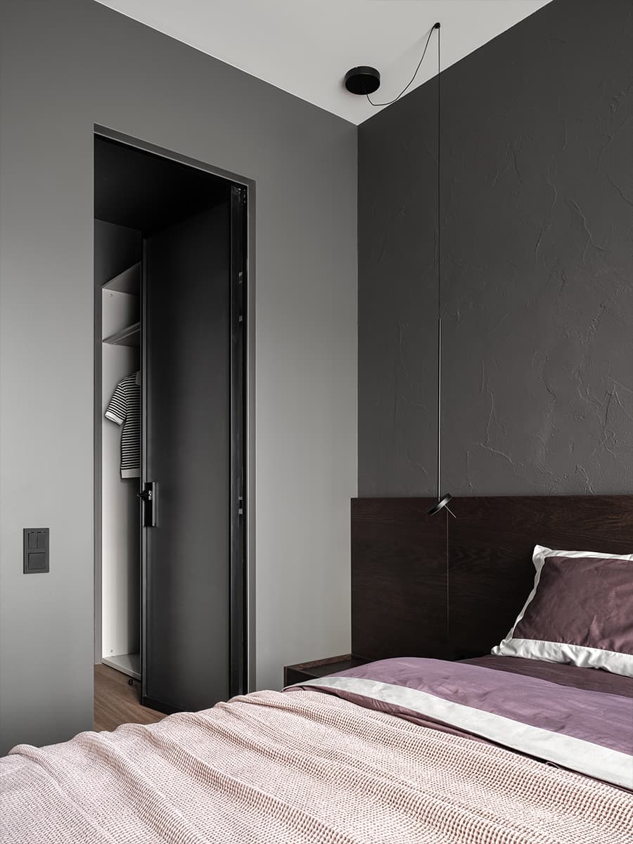 Контрасты и необычный монтаж светильников в интерьере небольшой квартиры — проект Alexander Tischler