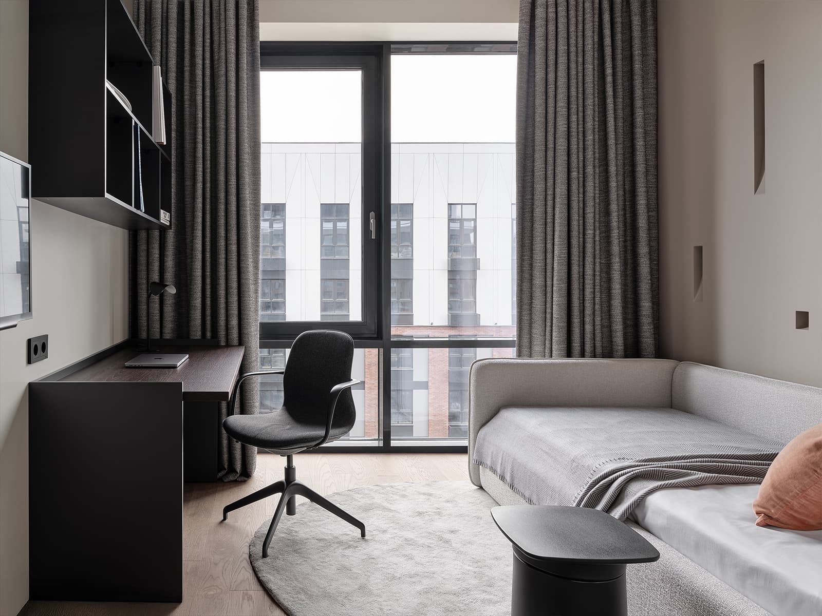 Контрасты и необычный монтаж светильников в интерьере небольшой квартиры — проект Alexander Tischler