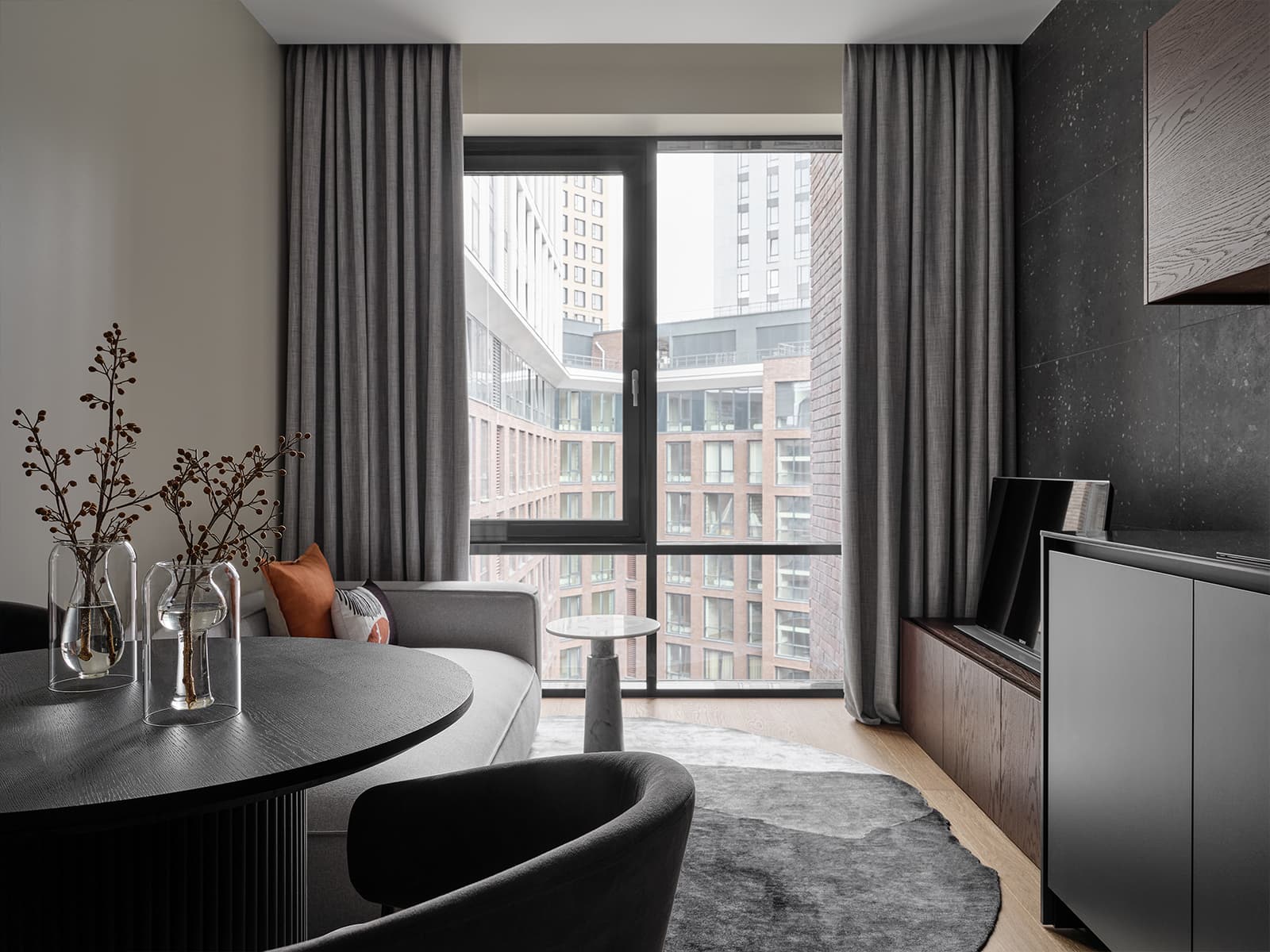 Контрасты и необычный монтаж светильников в интерьере небольшой квартиры — проект Alexander Tischler