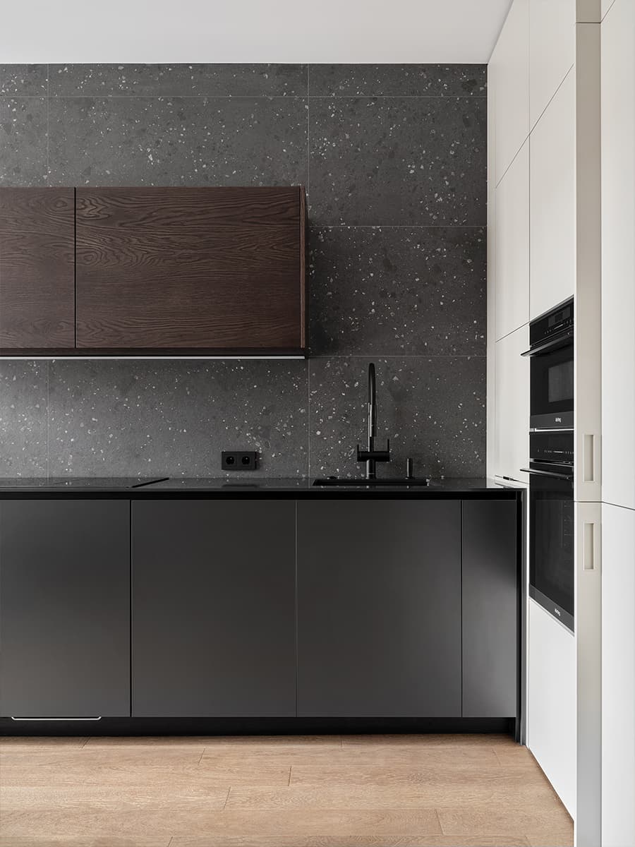 Контрасты и необычный монтаж светильников в интерьере небольшой квартиры — проект Alexander Tischler