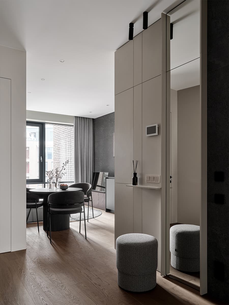 Контрасты и необычный монтаж светильников в интерьере небольшой квартиры — проект Alexander Tischler