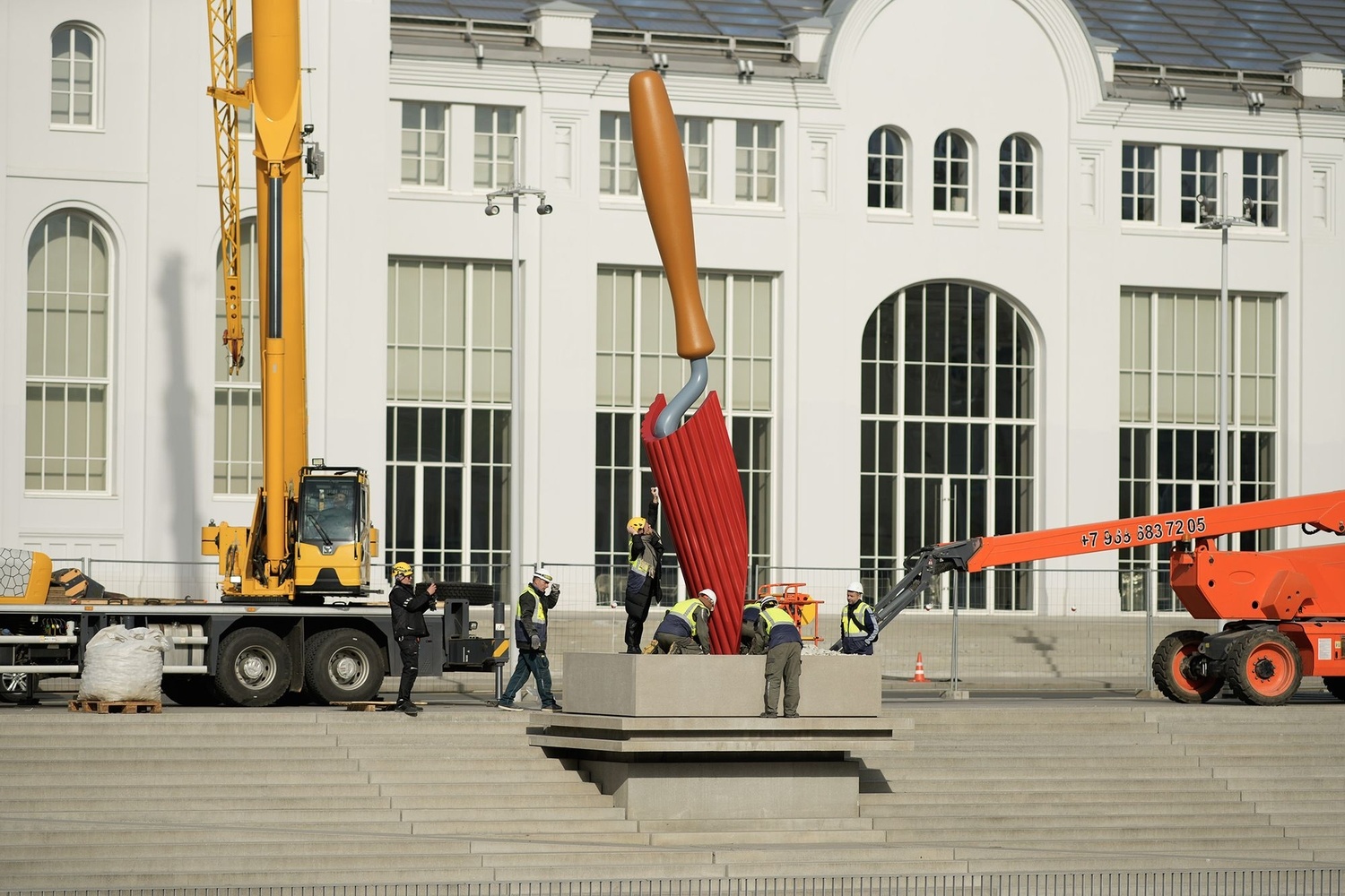 «Большую глину #4» у Дома культуры «ГЭС-2» сменила скульптура «Садовая лопатка» «Большую глину #4» у Дома культуры «ГЭС-2» сменила скульптура «Садовая лопатка»